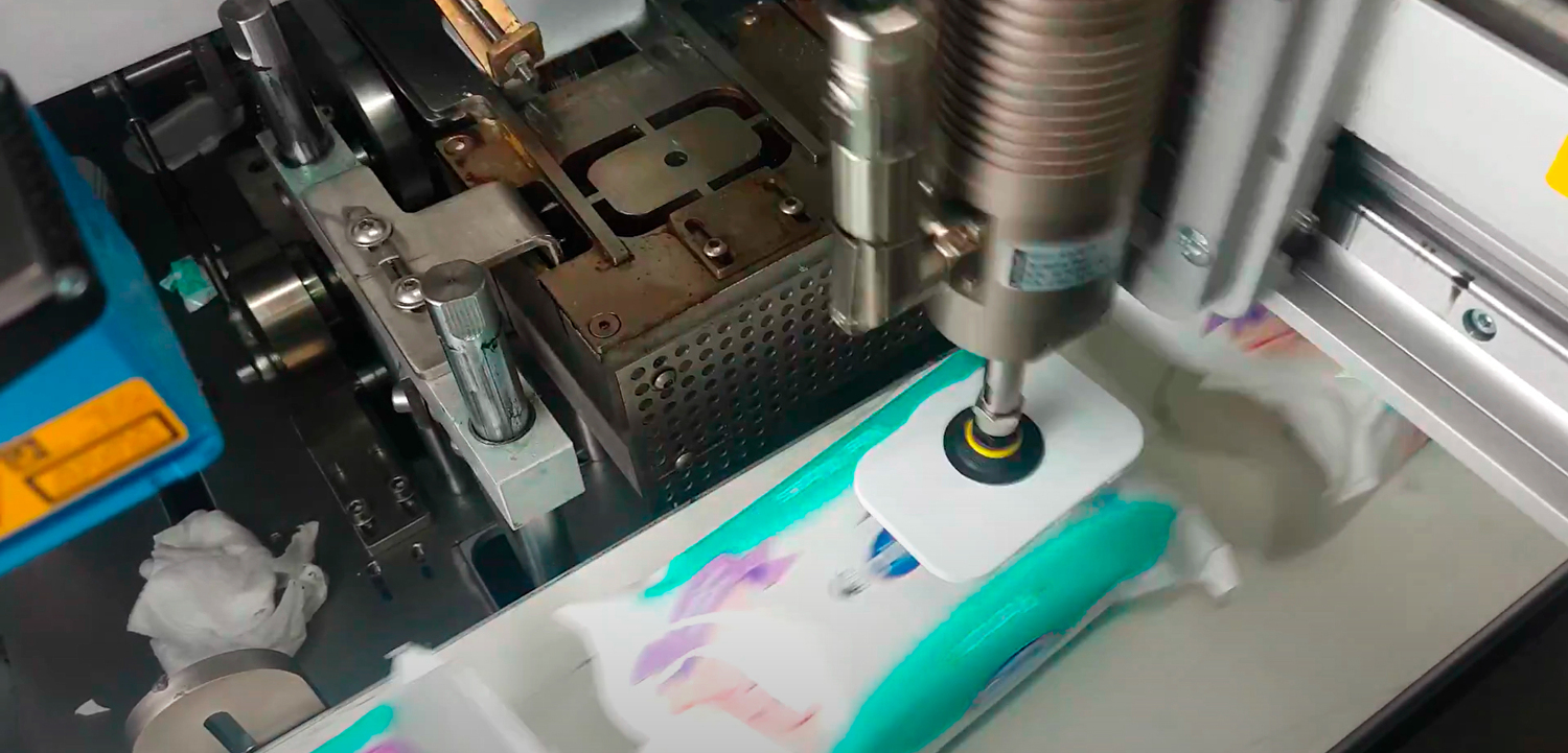 Приклеивание крышек на упаковки салфеток